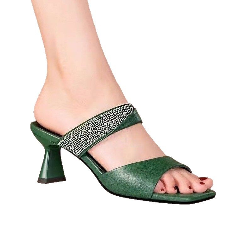 In summer, the new women's shoes with square toe, rhinestone stilettos and sandals are suitable for leisure commuting parties.