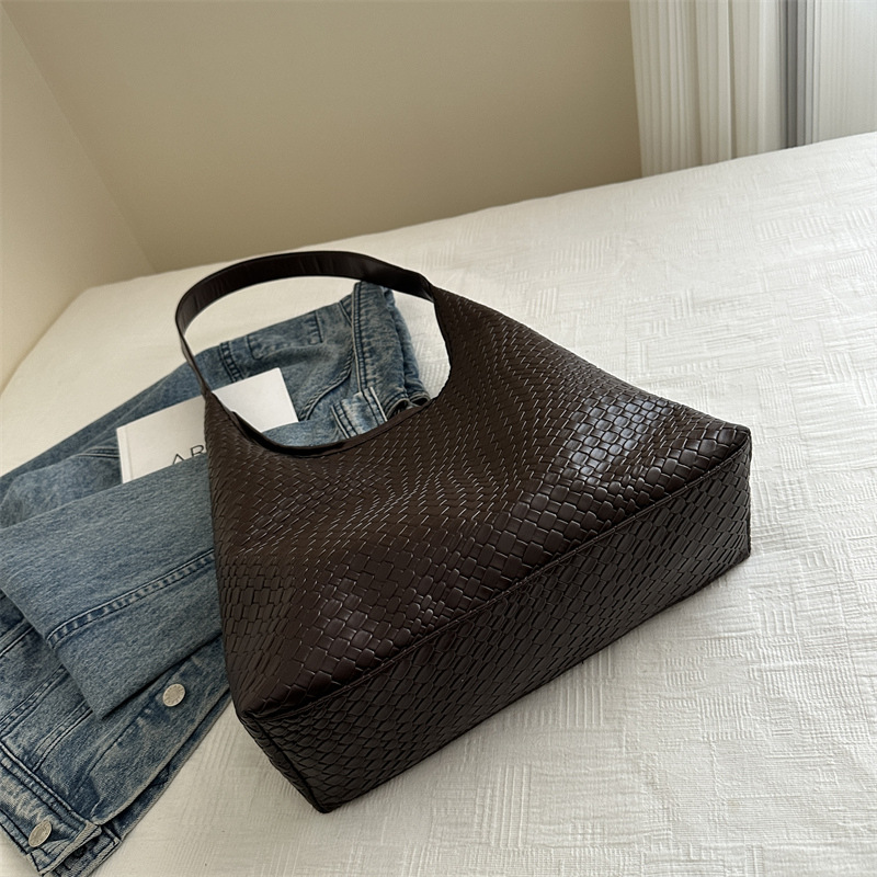 The new handbag fashion retro large capacity Joker shoulder bag is suitable for daily leisure commuting parties.