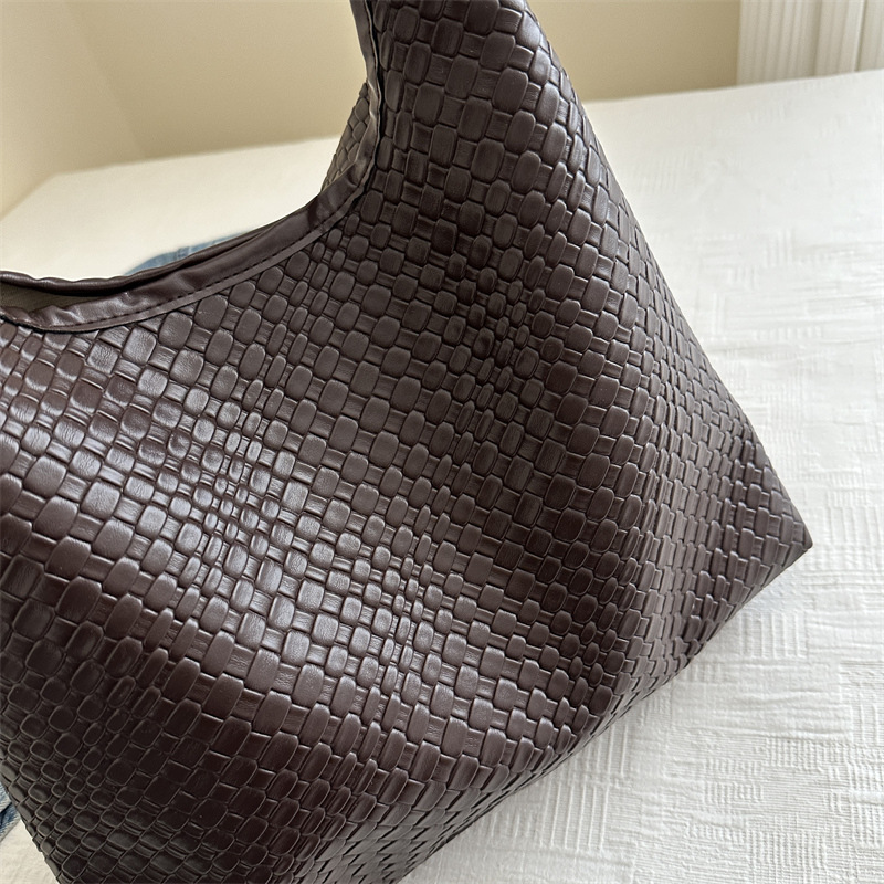 The new handbag fashion retro large capacity Joker shoulder bag is suitable for daily leisure commuting parties.