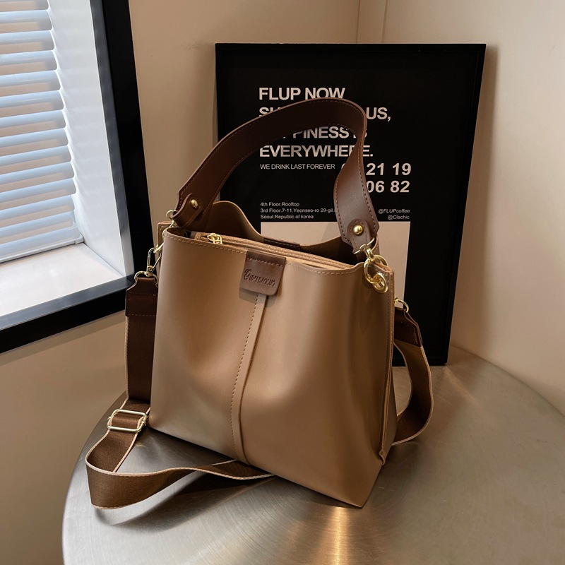New handbag fashion large capacity bucket bag retro messenger bag shoulder bag suitable for leisure commuting party.