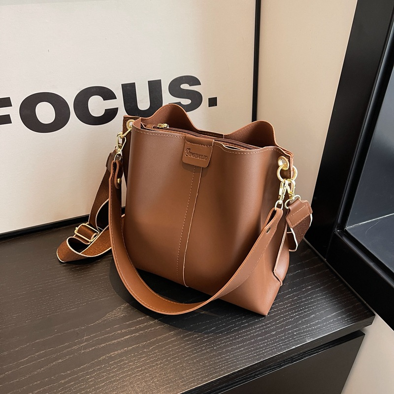 New handbag fashion large capacity bucket bag retro messenger bag shoulder bag suitable for leisure commuting party.