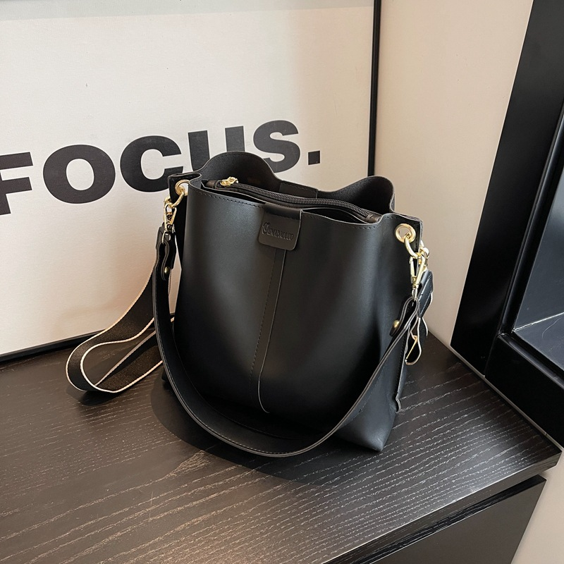 New handbag fashion large capacity bucket bag retro messenger bag shoulder bag suitable for leisure commuting party.