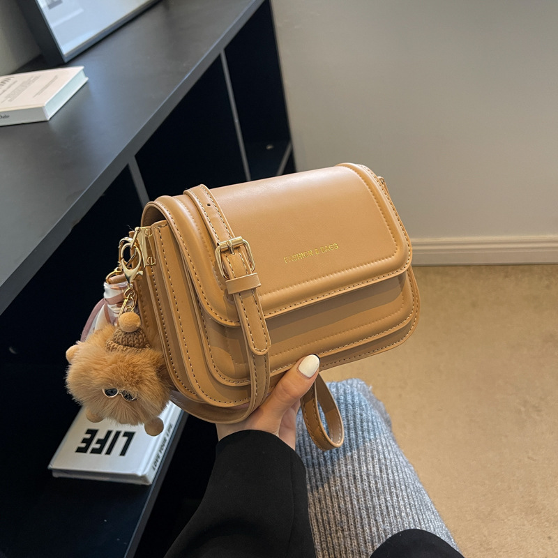 The new women's bag solid color shoulder bag Joker slung small square bag is suitable for daily leisure commuting parties.