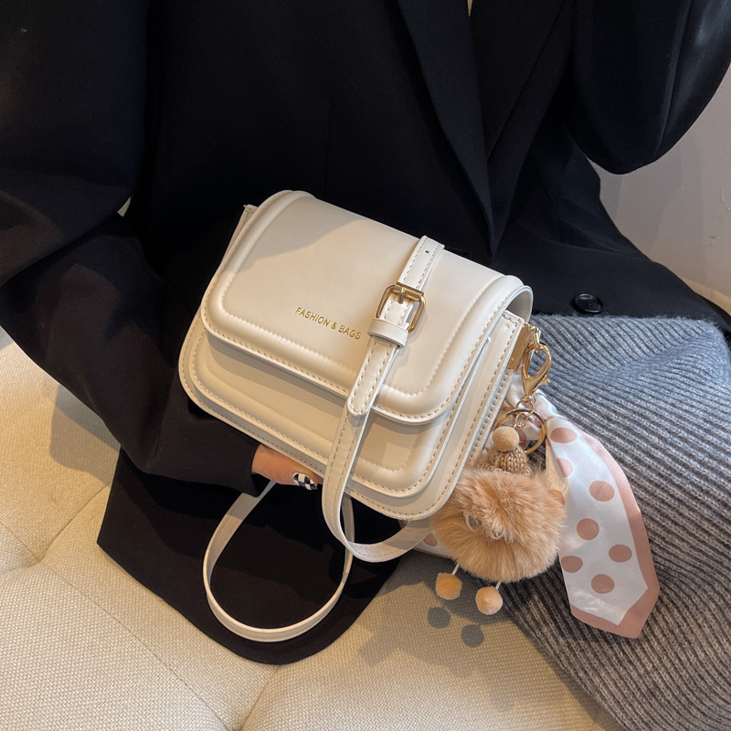 The new women's bag solid color shoulder bag Joker slung small square bag is suitable for daily leisure commuting parties.