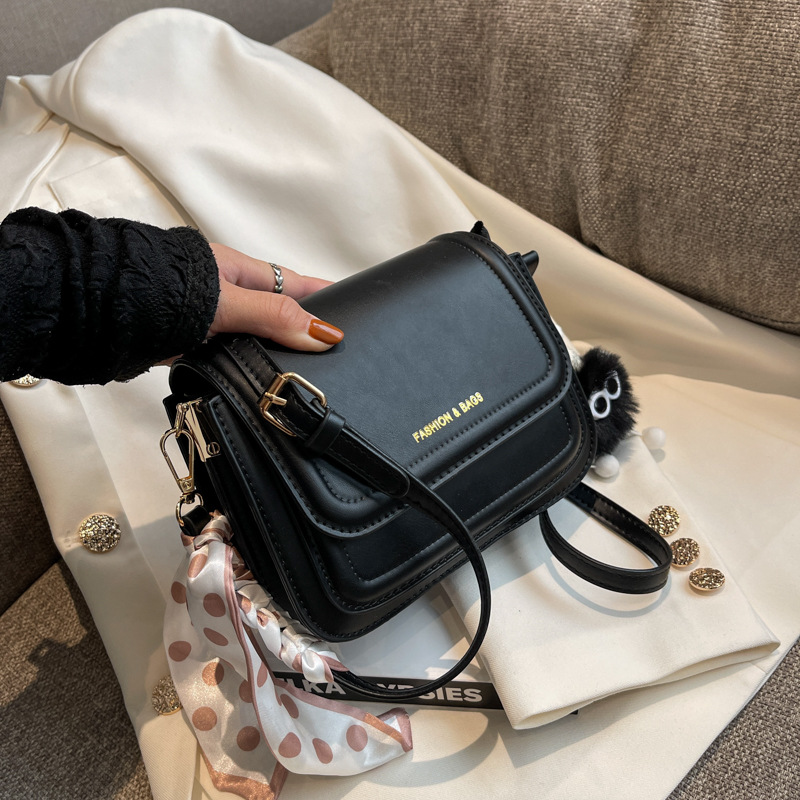 The new women's bag solid color shoulder bag Joker slung small square bag is suitable for daily leisure commuting parties.
