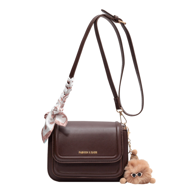 The new women's bag solid color shoulder bag Joker slung small square bag is suitable for daily leisure commuting parties.