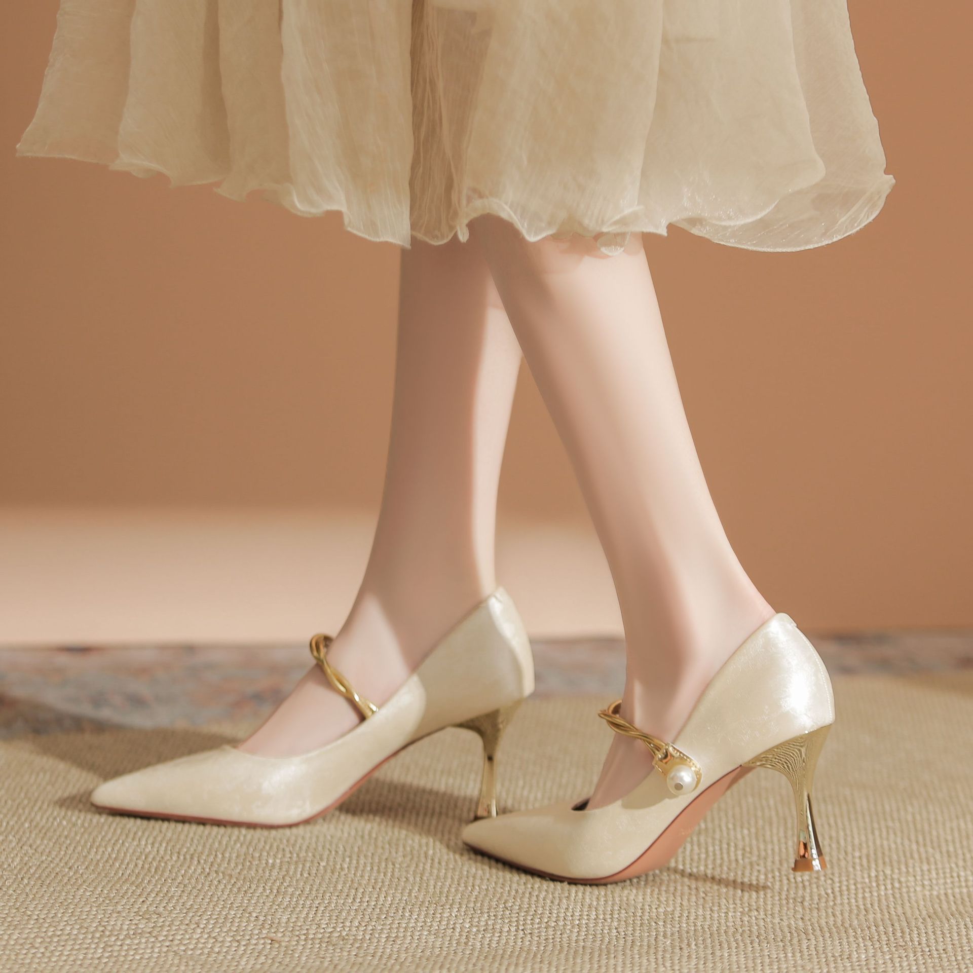 High heels women's slim heels pointed toe shallow mouth women's shoes pearl buckle Chinese style banquet shoes