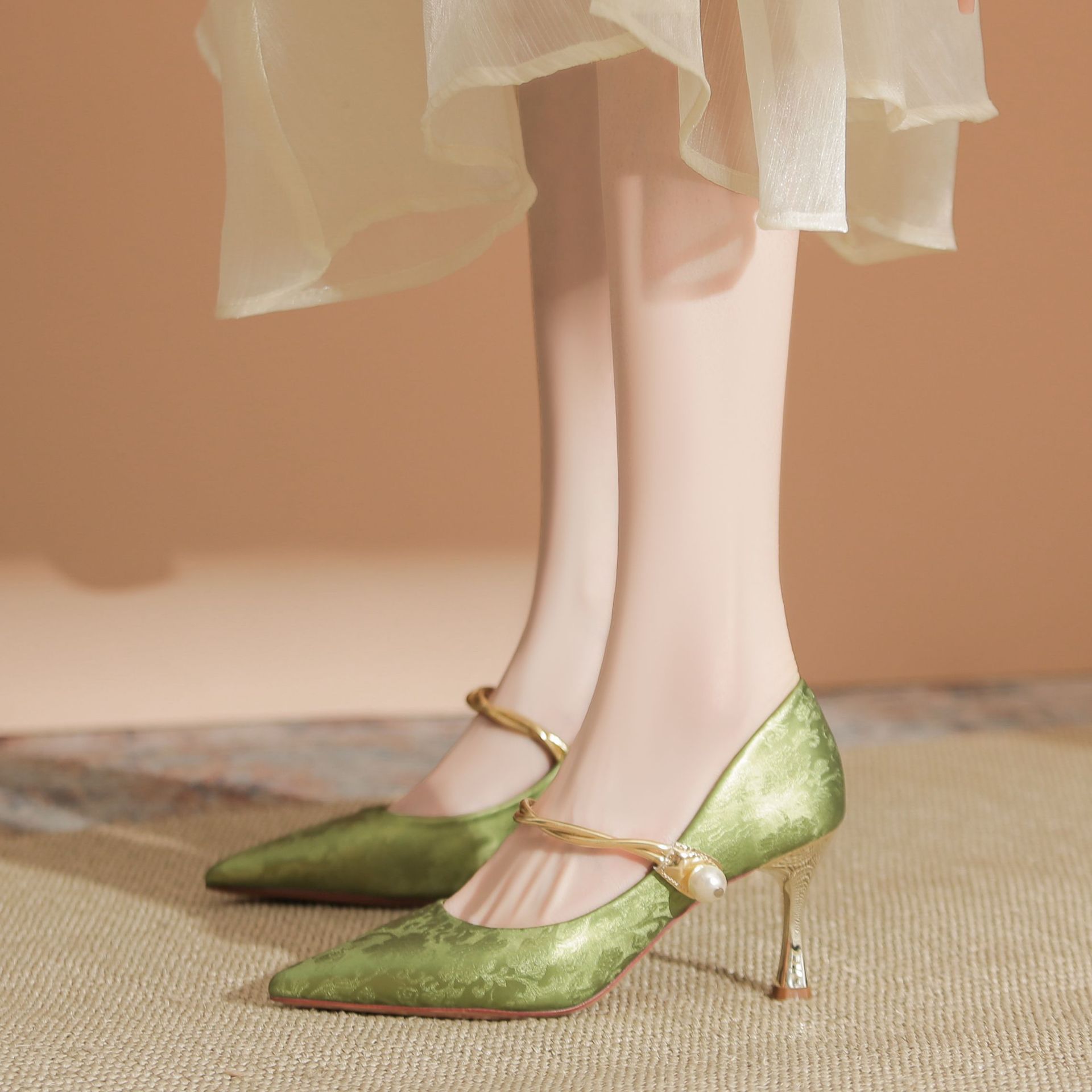 High heels women's slim heels pointed toe shallow mouth women's shoes pearl buckle Chinese style banquet shoes