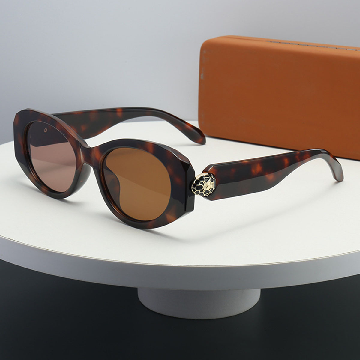 New Oval-shaped Sunglasses with Unique Metallic Snake Head Design, Stylish and Versatile, Perfect for Women.