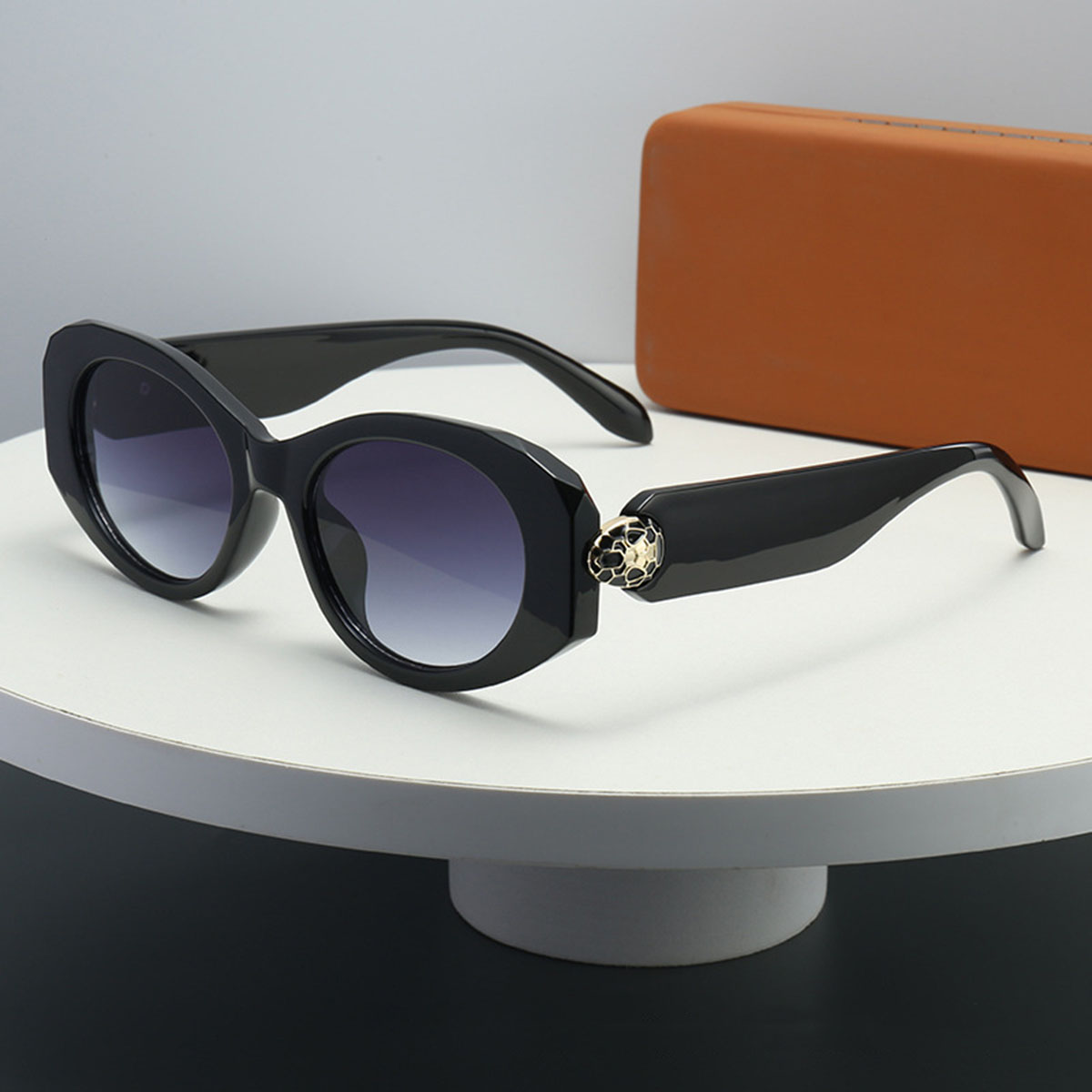 New Oval-shaped Sunglasses with Unique Metallic Snake Head Design, Stylish and Versatile, Perfect for Women.