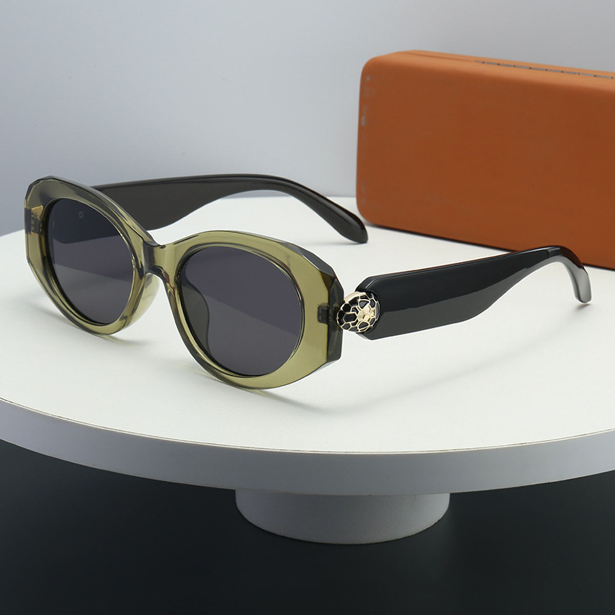 New Oval-shaped Sunglasses with Unique Metallic Snake Head Design, Stylish and Versatile, Perfect for Women.