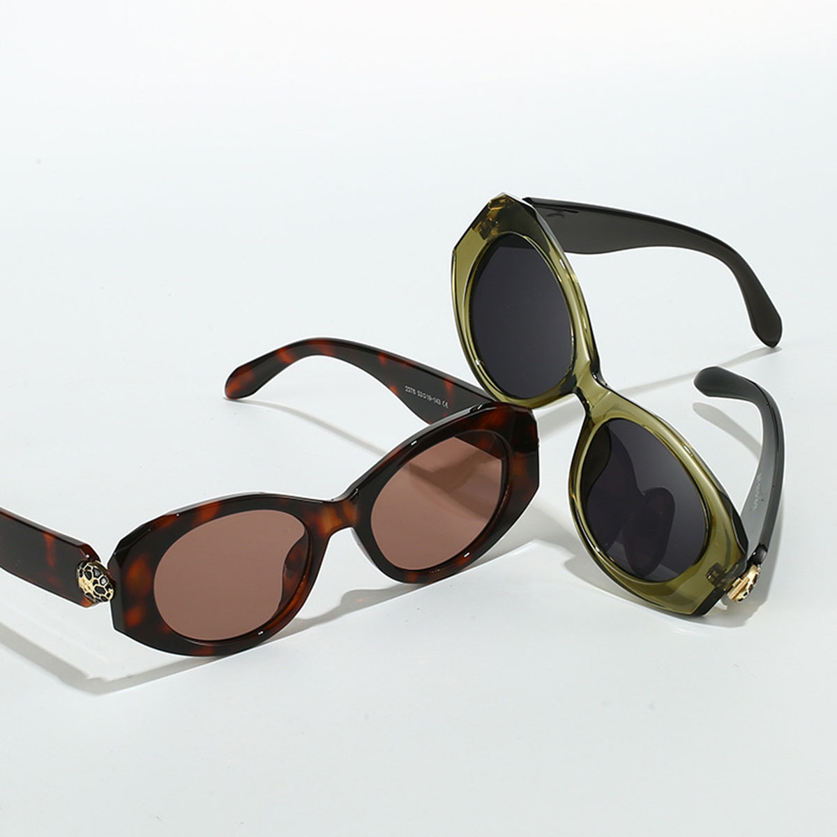 New Oval-shaped Sunglasses with Unique Metallic Snake Head Design, Stylish and Versatile, Perfect for Women.