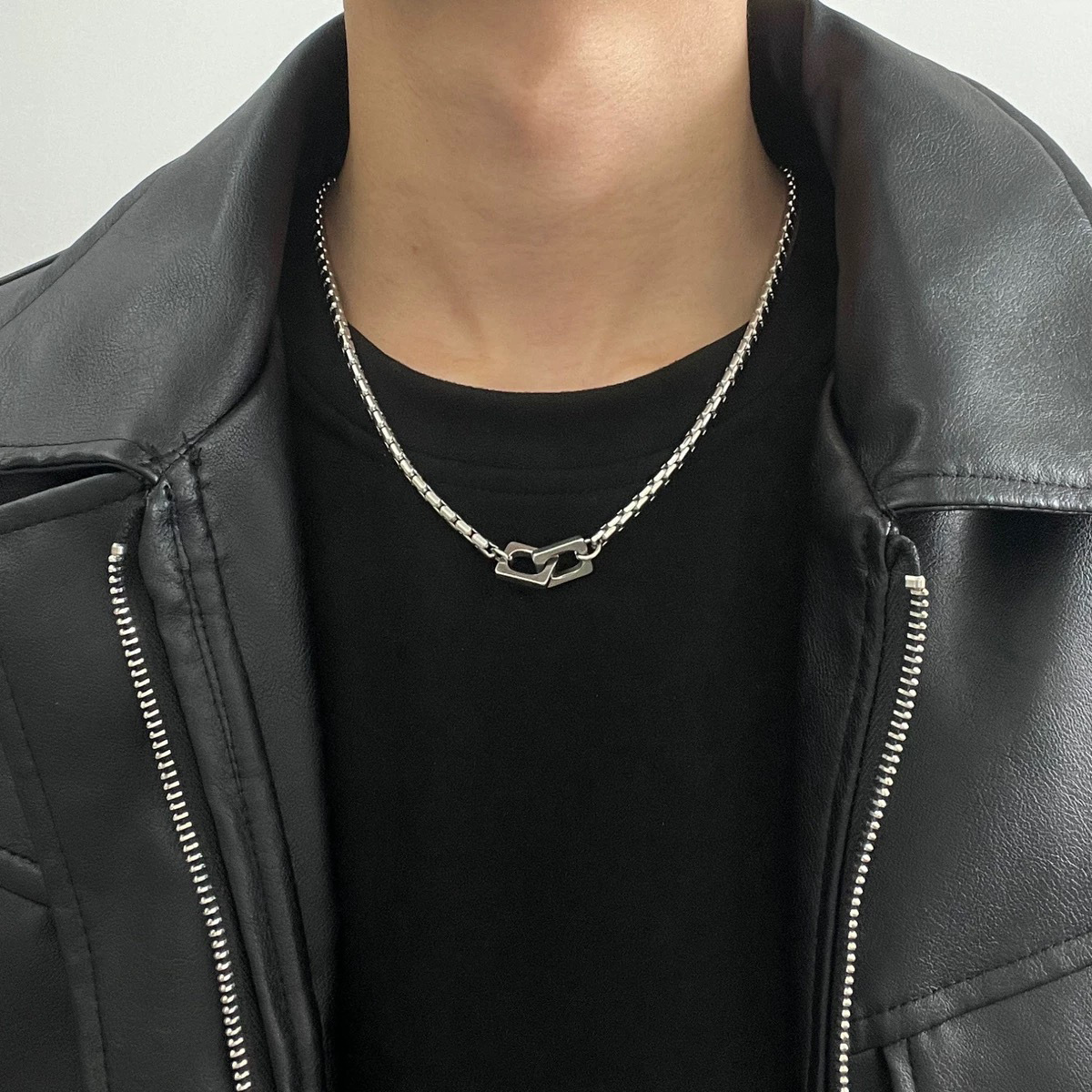 Minimally designed double loop necklace for men with a cool and niche style, light luxury street hip-hop collarbone chain