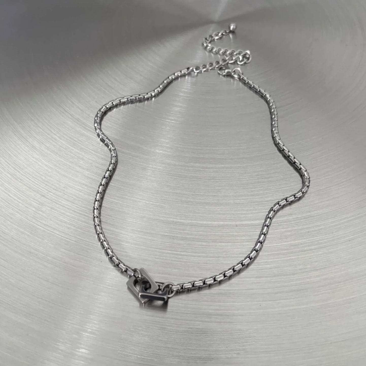 Minimally designed double loop necklace for men with a cool and niche style, light luxury street hip-hop collarbone chain