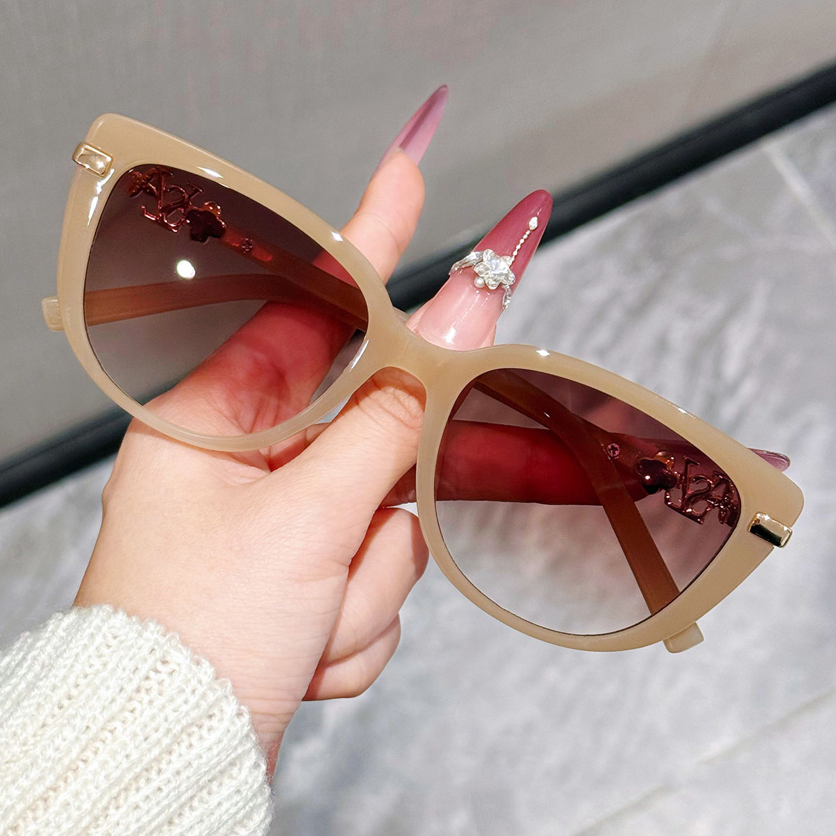 New Trendy Sunglasses - Stylish Aviator-style Women's Driving Glasses for Car Use with Sun Protection.