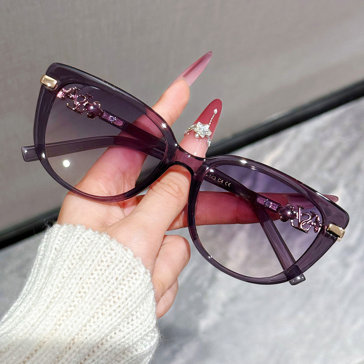 New Trendy Sunglasses - Stylish Aviator-style Women's Driving Glasses for Car Use with Sun Protection.