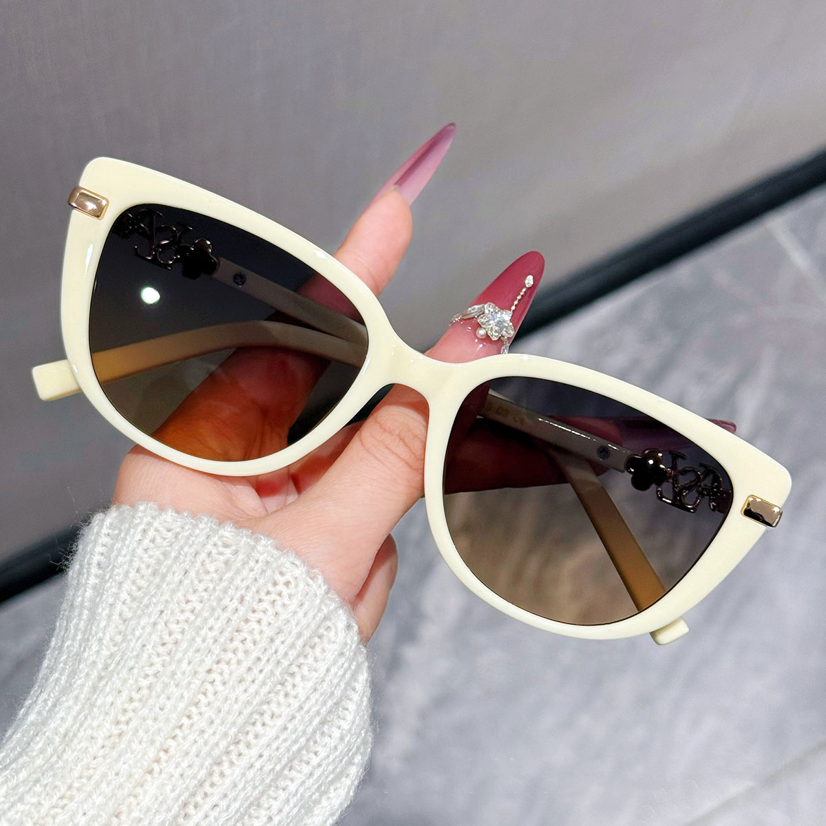 New Trendy Sunglasses - Stylish Aviator-style Women's Driving Glasses for Car Use with Sun Protection.