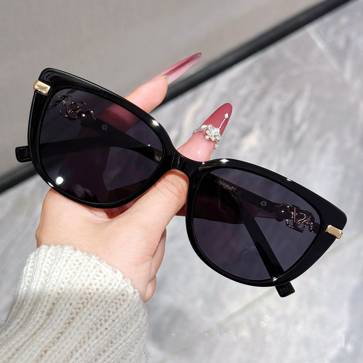 New Trendy Sunglasses - Stylish Aviator-style Women's Driving Glasses for Car Use with Sun Protection.