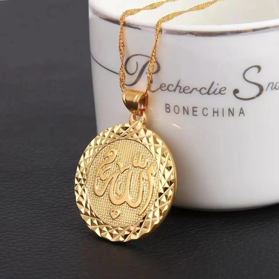 Elegant Round-Pendant Necklace – Lightweight, Fade-Proof Sweater Chai