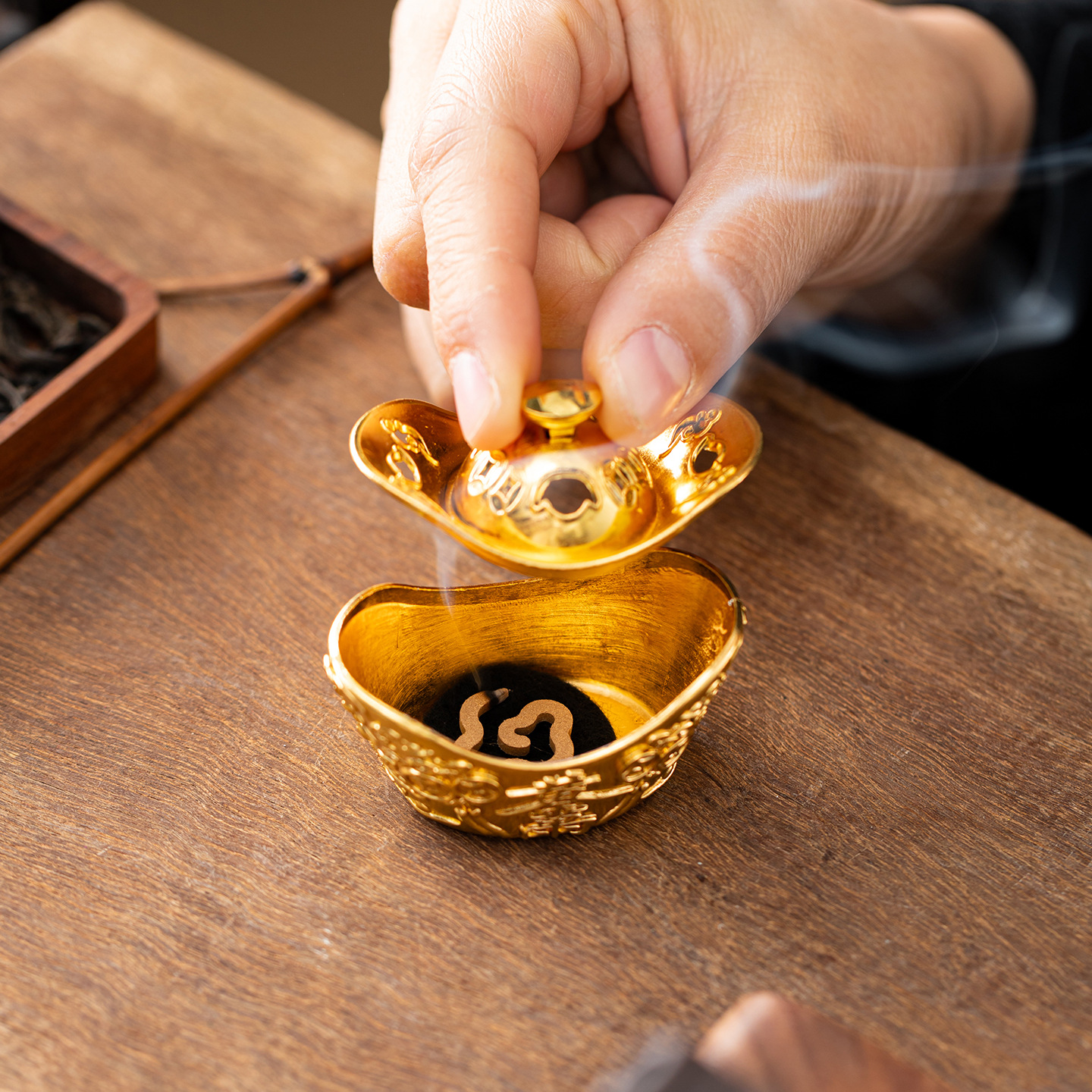 Jin Yuanbao Elegant Xiao Xiangyun Pan Aromatherapy Stove – Handcrafted Bronze Design with Traditional Chinese Cloud Motif