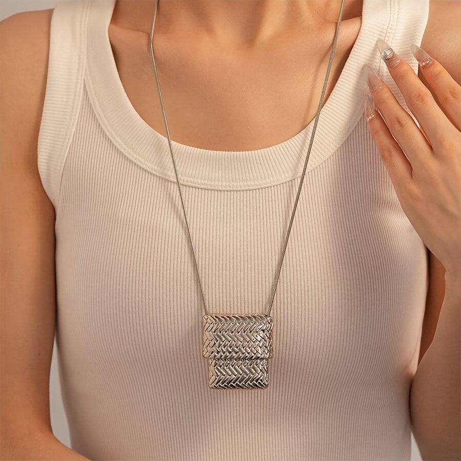 Elegant Openable Woven Bag Pendant Necklace – Stylish Long Sweater Chain for Women