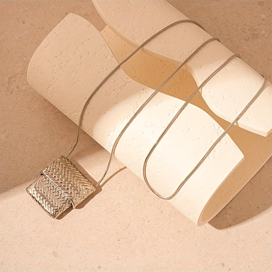 Elegant Openable Woven Bag Pendant Necklace – Stylish Long Sweater Chain for Women