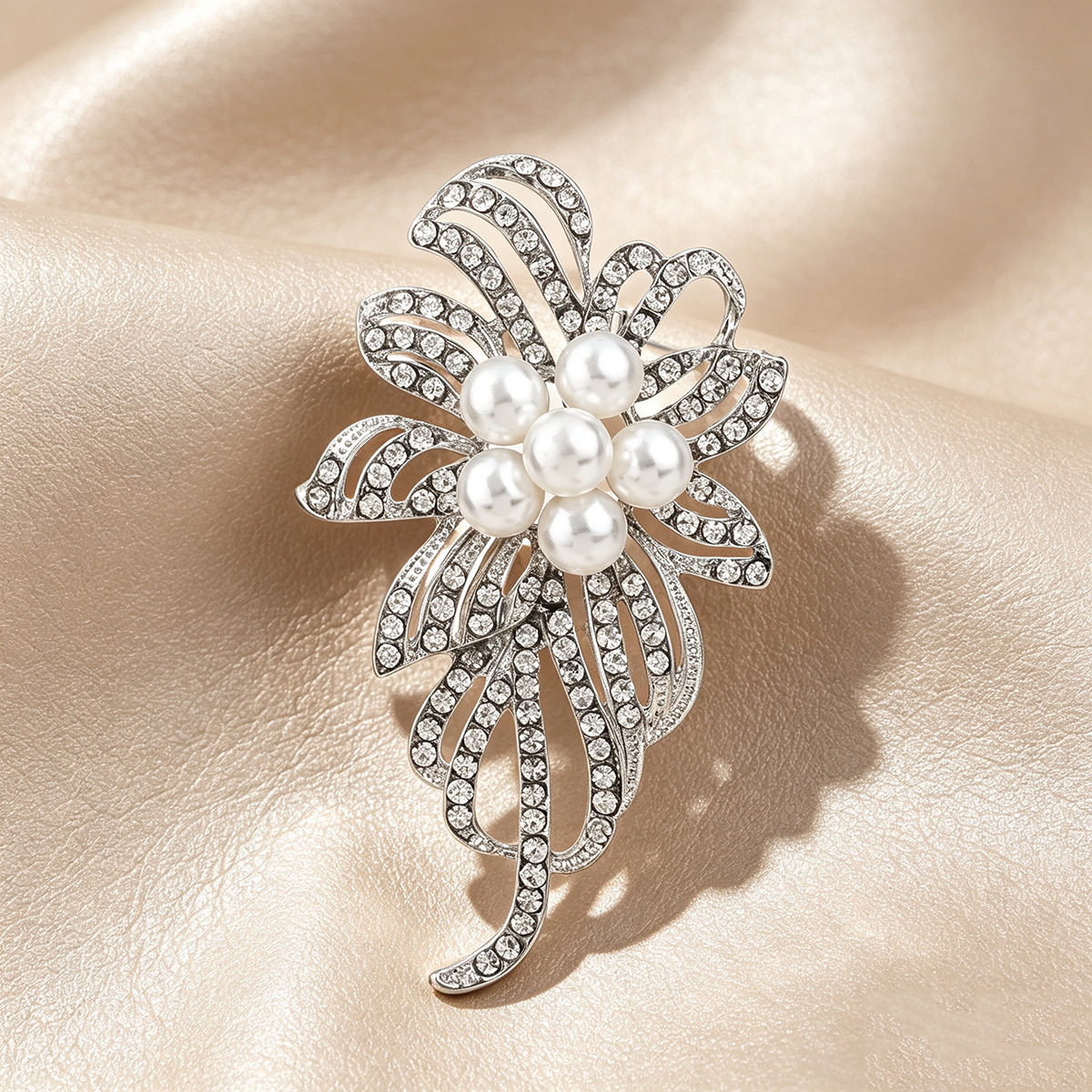 New Fashionable Bustier Flag Dress Lapel Pin Accessories with Korean Water Drop Flowers for High-End and Trendy Luxury Style