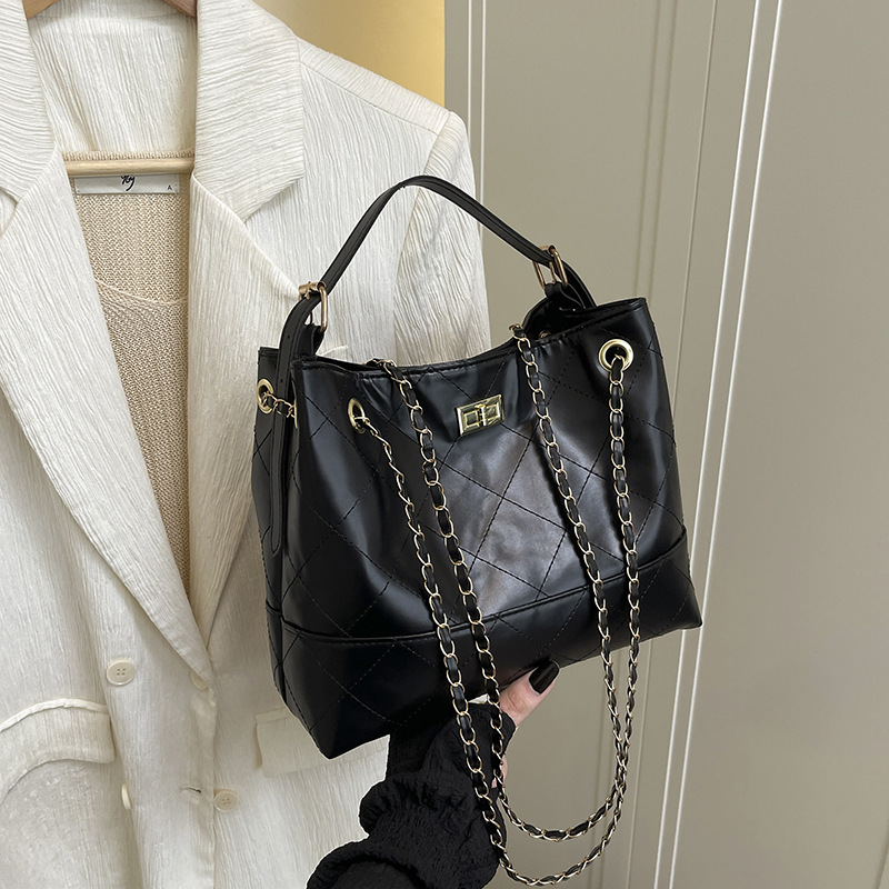 Retro Chain Strap Tote Bag Fashionable Minimalist Crossbody Shoulder Bag Street Style PU Material Medium Size Magnetic Buckle