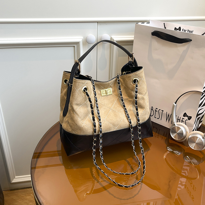 Retro Chain Strap Tote Bag Fashionable Minimalist Crossbody Shoulder Bag Street Style PU Material Medium Size Magnetic Buckle