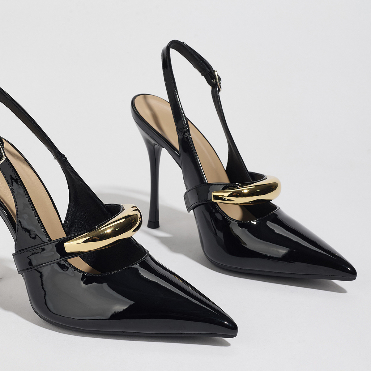 New Fashionable Pointed Metal Strap with Thin Heel and Backspace Large High Heel Sandals