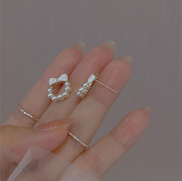 Delicate Ribbon Bow Earrings in 925 Silver Featuring Natural Broken Shell Pearls — Minimalist, Feminine & Trend-Forward