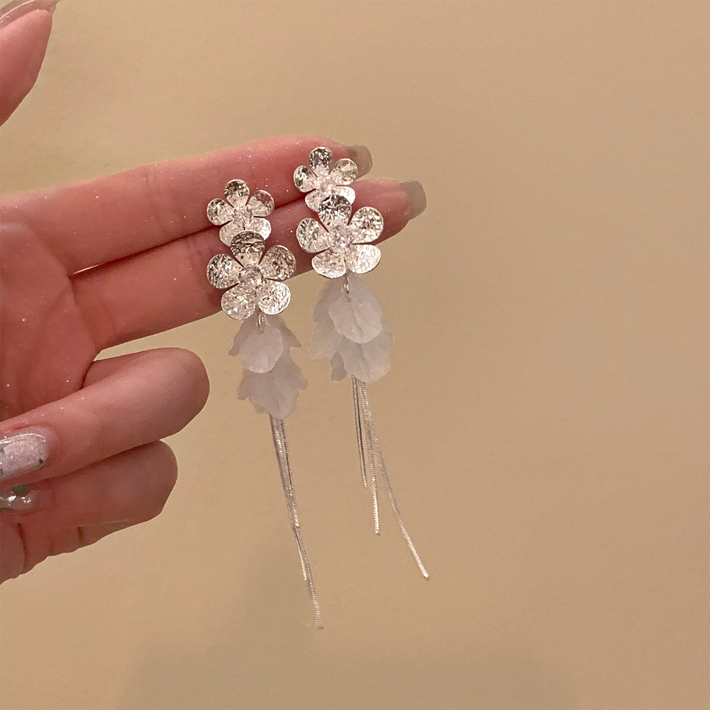Super fairy silver flower shell tassel earrings, women's high-end feeling, seaside vacation style earrings, exquisite temperamen