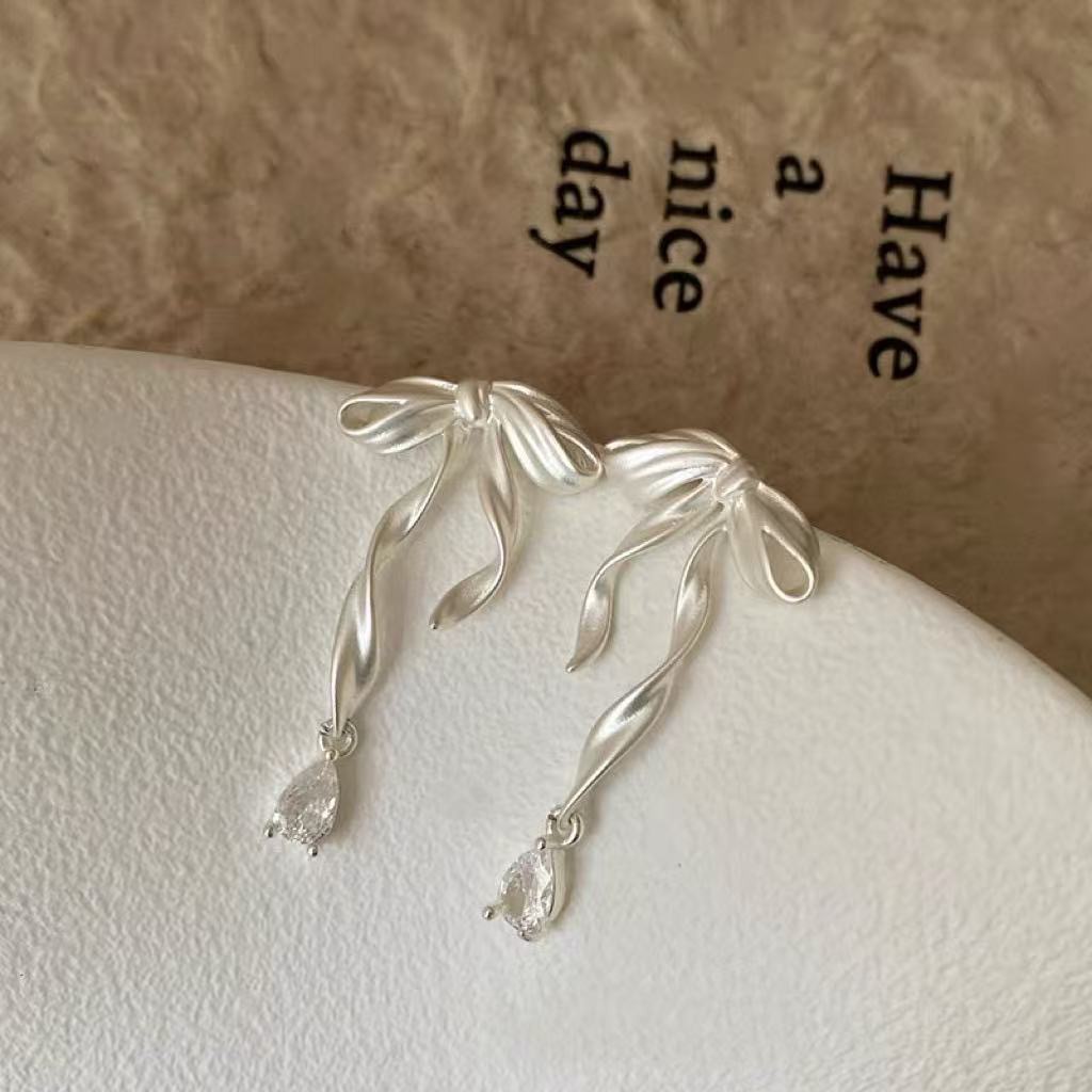 Sweet Dream Ballet Bow Ear Clips – Elegant Maiden-Style, Non-Piercing, Ultra-Comfortable Mosquito-Coil Backing & Feather-Light D