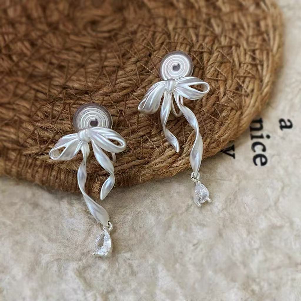 Sweet Dream Ballet Bow Ear Clips – Elegant Maiden-Style, Non-Piercing, Ultra-Comfortable Mosquito-Coil Backing & Feather-Light D