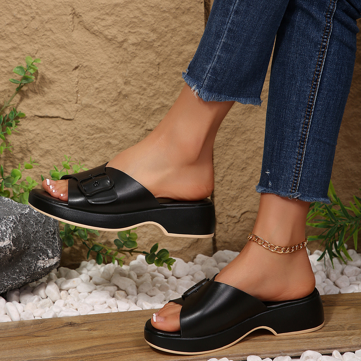 Free delivery of high-quality 2026 new summer women's shoes hot selling thick soled slippers with metal buckle slippers