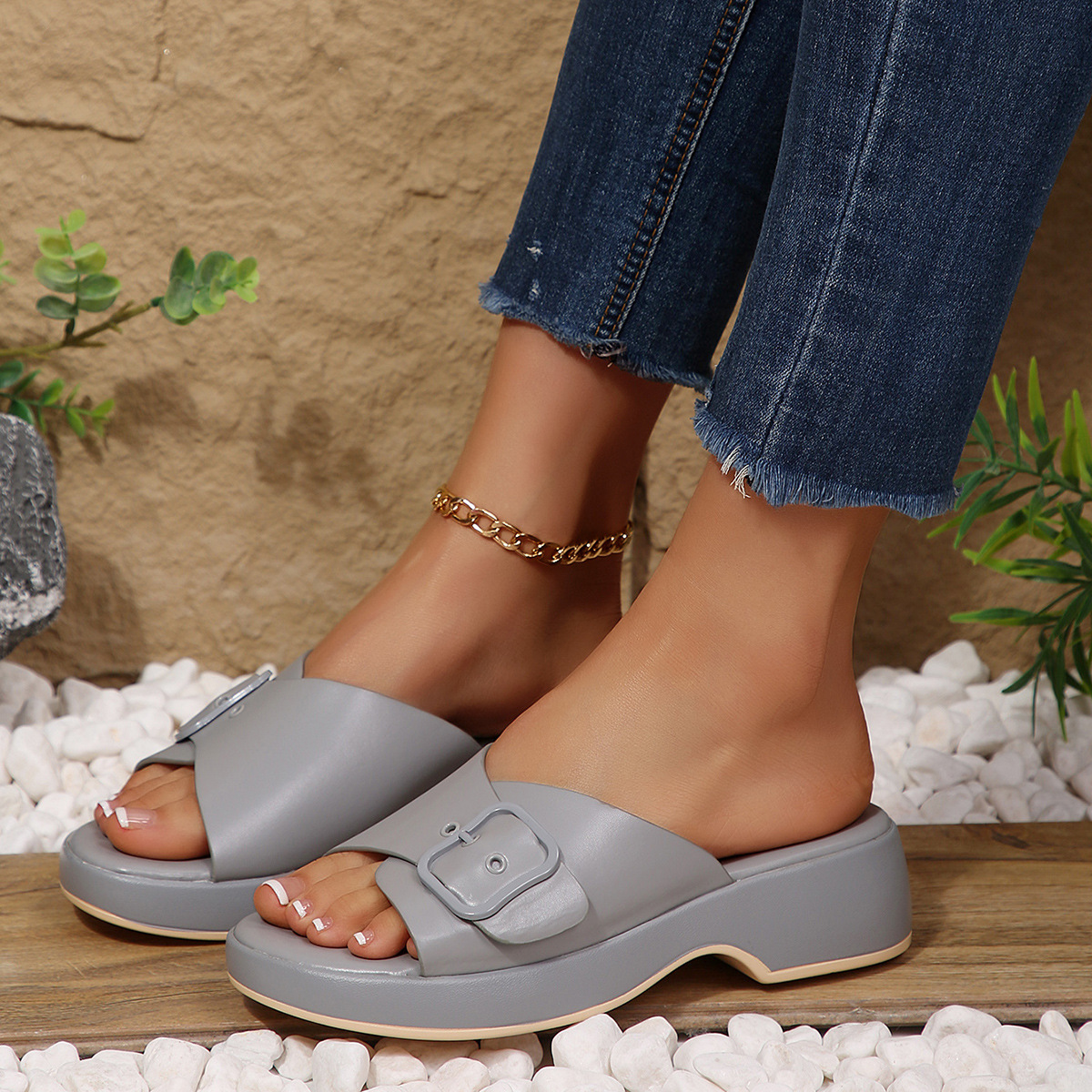 Free delivery of high-quality 2026 new summer women's shoes hot selling thick soled slippers with metal buckle slippers