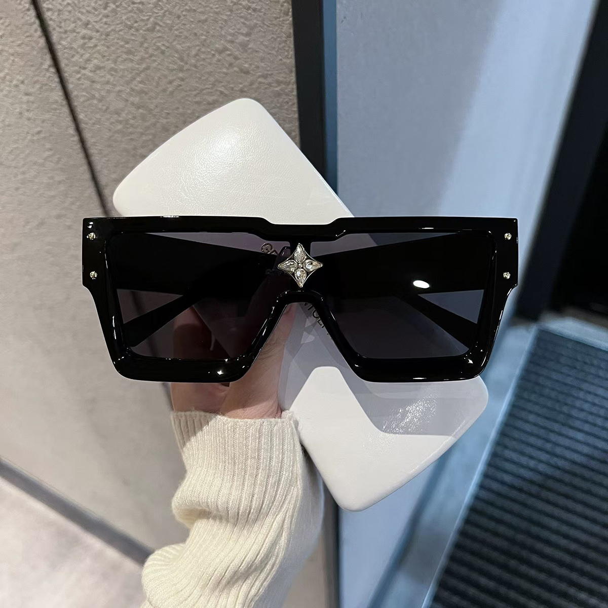 Black Box Connected Glasses with High-end Feel, Sunscreen and Sunshade Personality, Fashionable Sunglasses