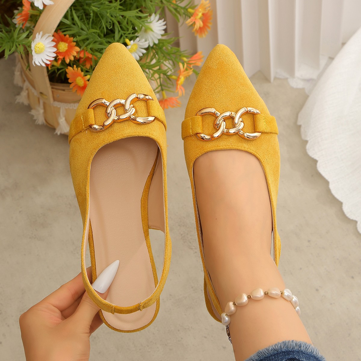 Flat bottomed retro toe sandals for women, new style with a horseneck buckle and suede one-piece strap sandals for women