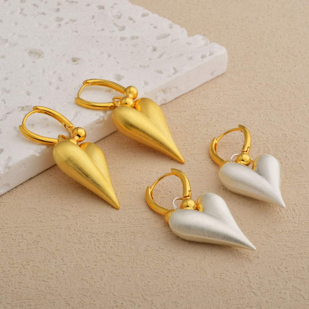 European and American New Women's Contrasting Brushed Peach Heart Ear Buckle Copper Plated Heart-shaped Earrings Light luxury