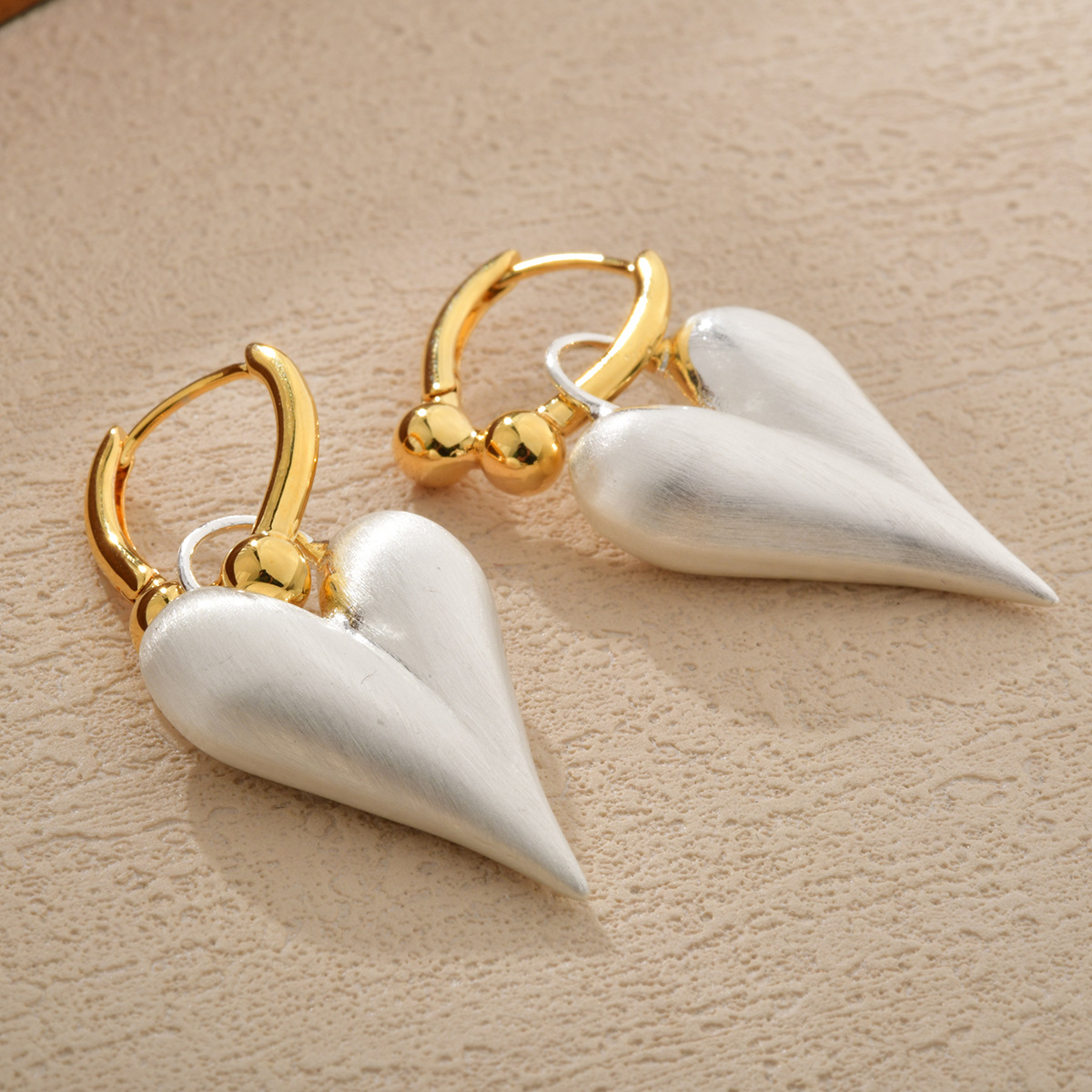 European and American New Women's Contrasting Brushed Peach Heart Ear Buckle Copper Plated Heart-shaped Earrings Light luxury