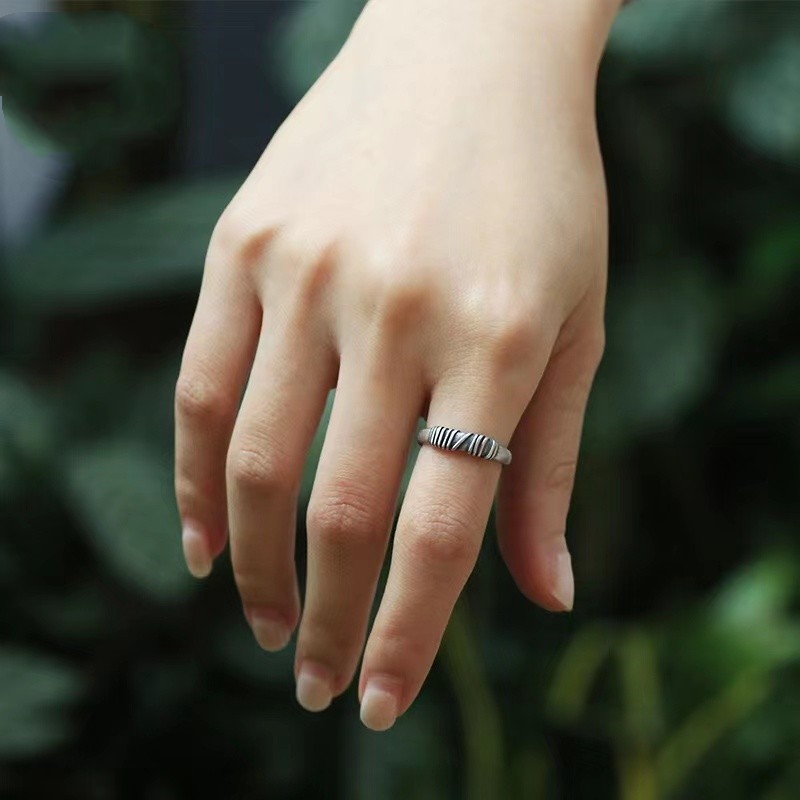 Men's new fashion s925 Thai silver retro winding cold silk made old opening adjustable ring ring ring thorn knot buckle