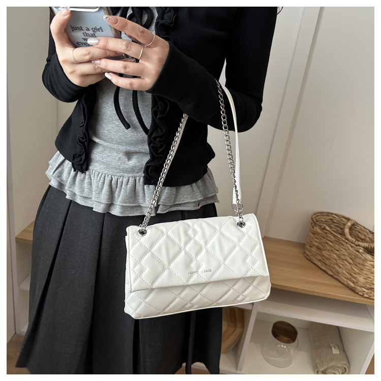1pc Quilted Crossbody Purses for Women Small Ladies Shoulder Bags with Chain Trendy Clutch Purse Cute Designer Bag