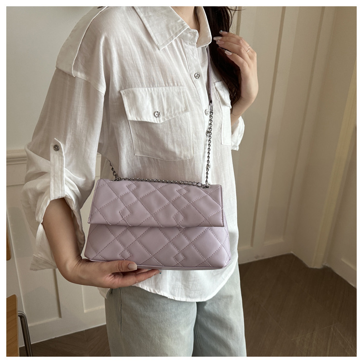 1pc Quilted Crossbody Purses for Women Small Ladies Shoulder Bags with Chain Trendy Clutch Purse Cute Designer Bag