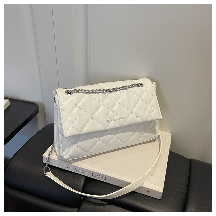 1pc Quilted Crossbody Purses for Women Small Ladies Shoulder Bags with Chain Trendy Clutch Purse Cute Designer Bag