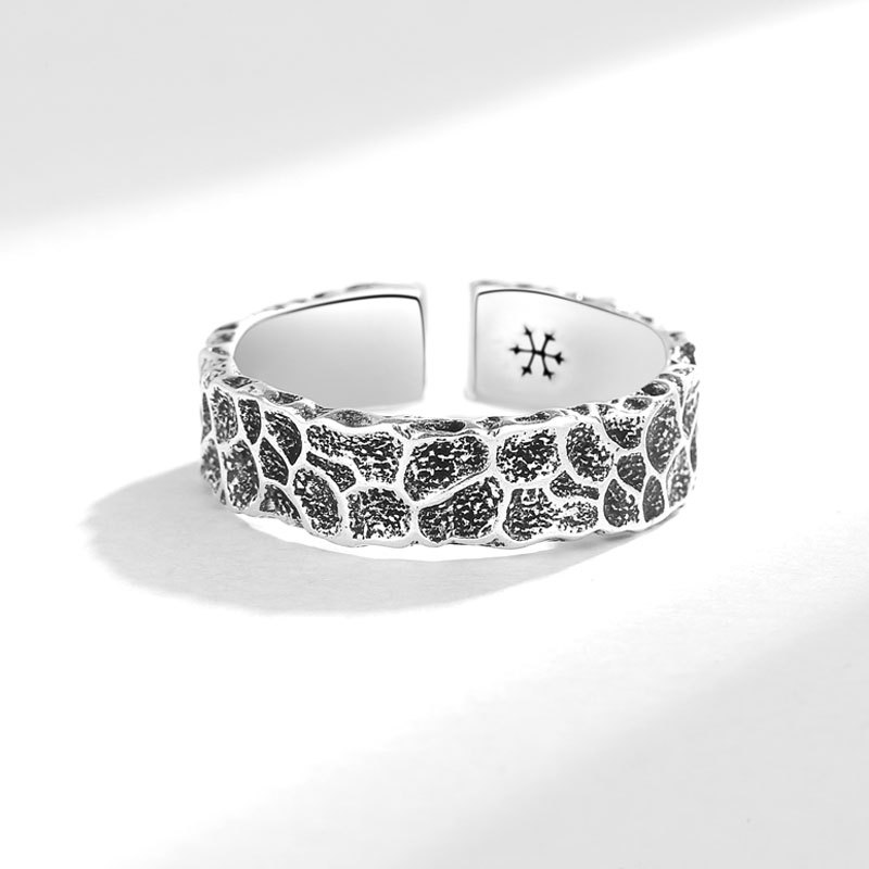 New Retro Men's Fashionable Open End Ring Versatile  Personalized  Cracked  Minimally Used  Hammer Pattern Ring Handpiece